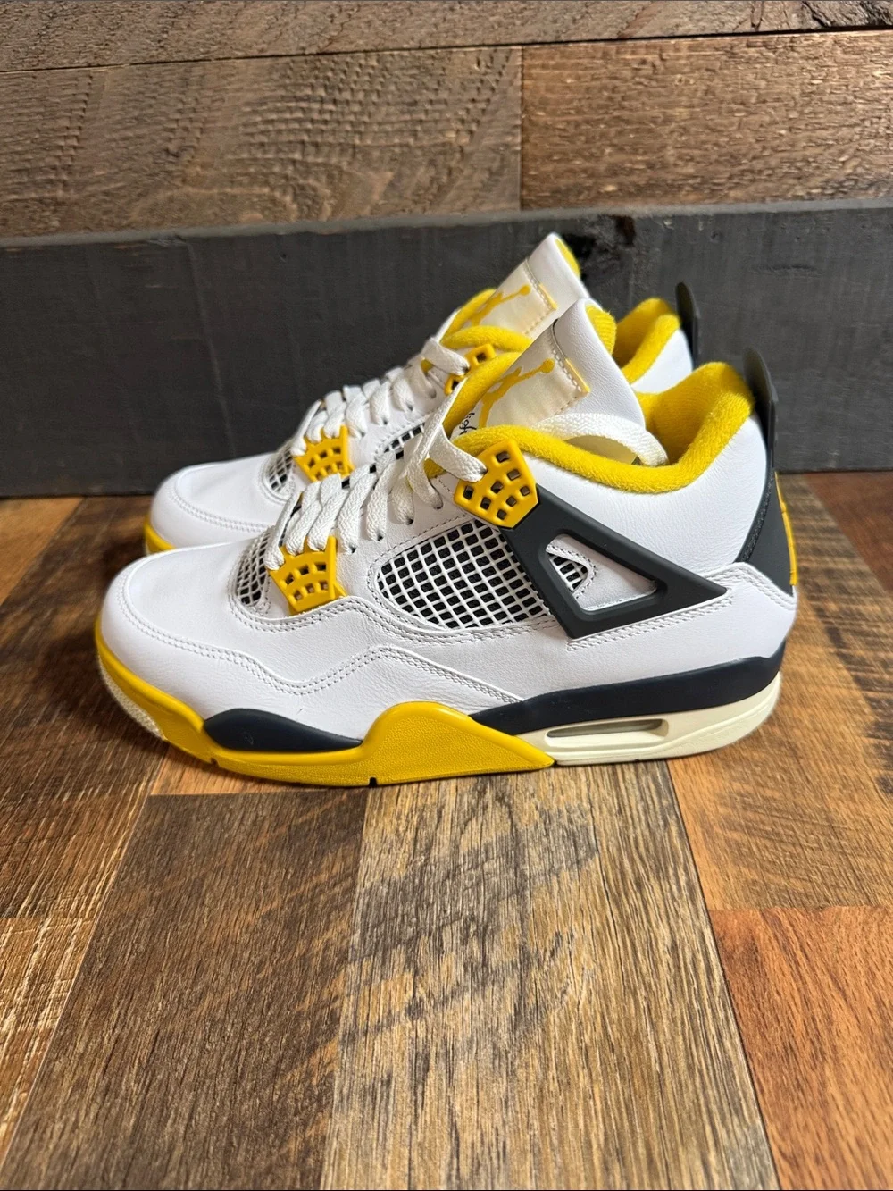 Nike Air Jordan 4 Retro Vivid Sulfur White Yellow Women’s 8.5 Men’s 7 DS